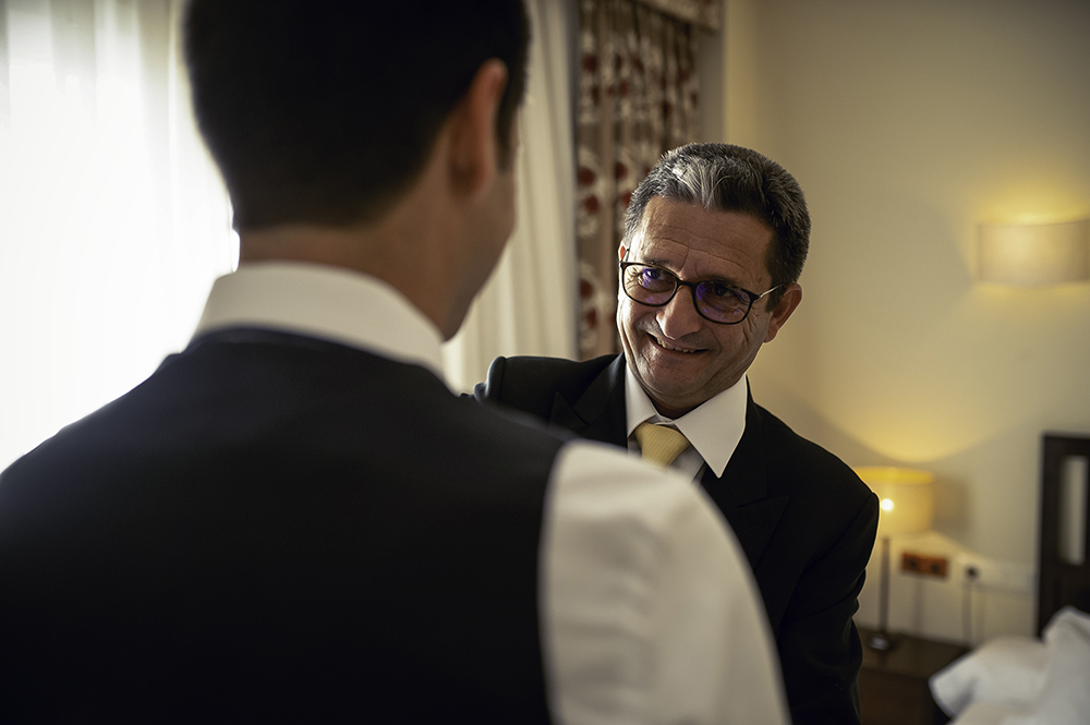 Padre ayudando a su hijo el día de su boda
