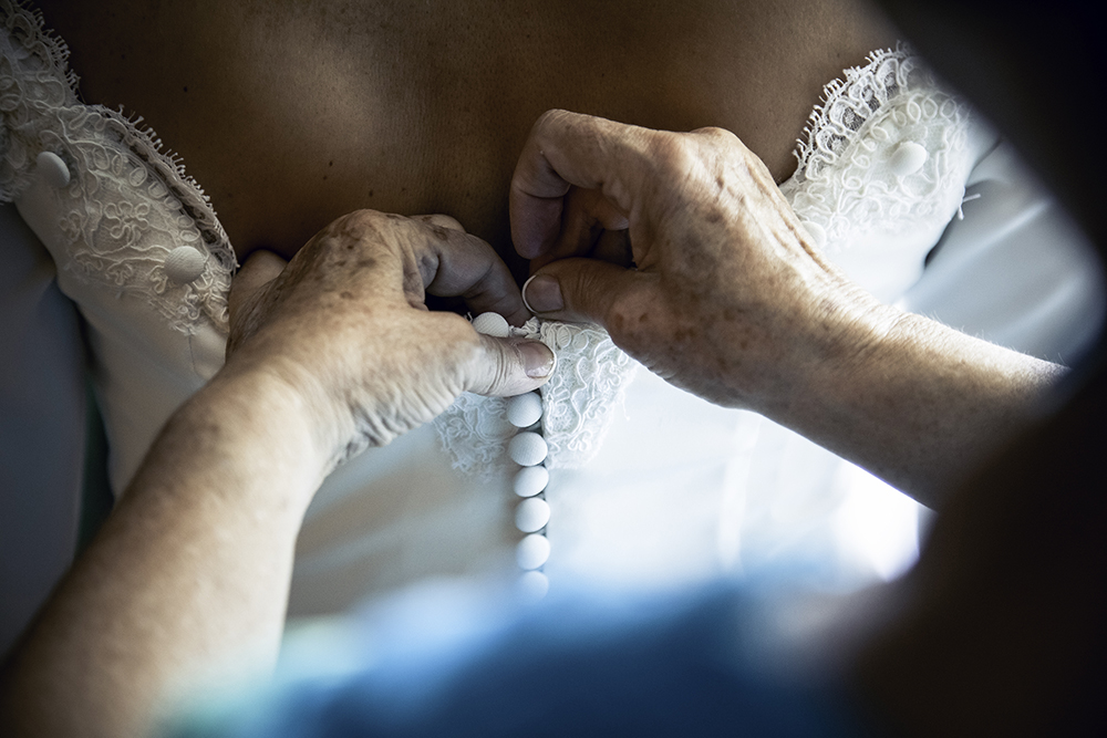 Detalles del vestido de la novia el día de su boda