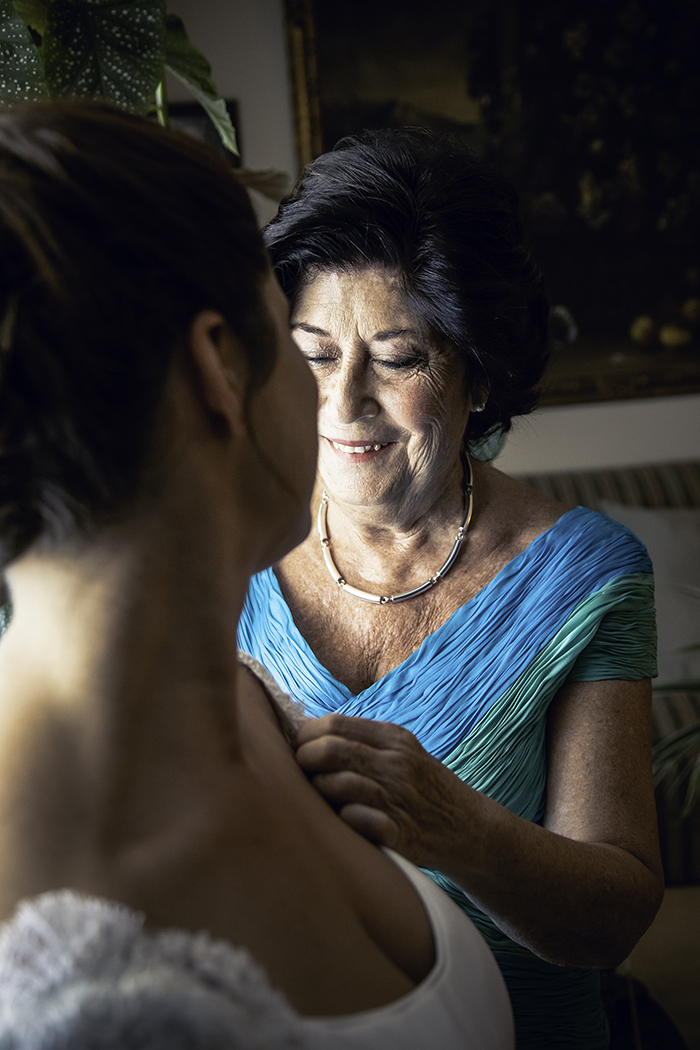 Madre ayudando a su hija el día de su boda