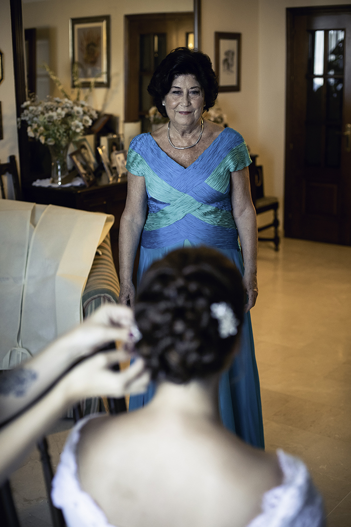 Madre mirando a su hija el día de su boda